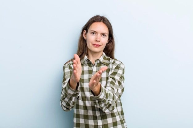 Sentirsi felici e di successo sorridendo e battendo le mani dicendo congratulazioni con un applauso