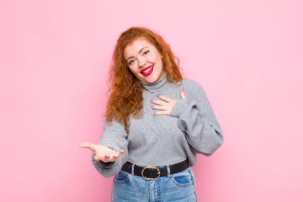 sentirsi felici e innamorati, sorridendo con una mano vicino al cuore e l'altra allungata in avanti