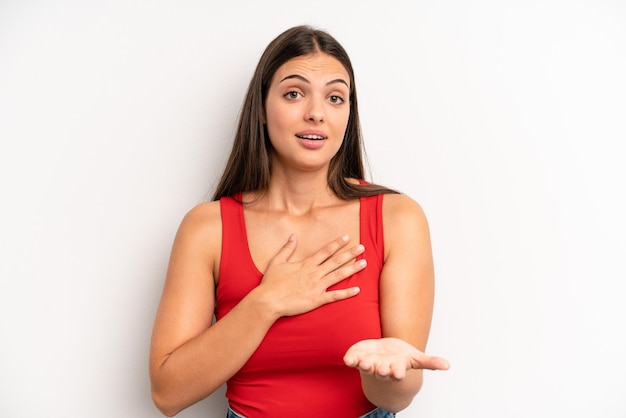 Sentirsi felici e innamorati sorridendo con una mano vicino al cuore e l'altra tesa davanti