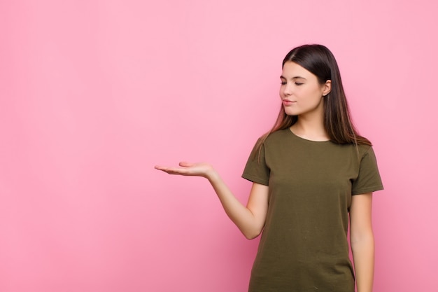 sentirsi felici e sorridenti casualmente, cercando un oggetto o un concetto tenuto dalla mano sul lato