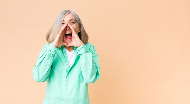 sentirsi felici, eccitati e positivi, gridando a gran voce con le mani vicino alla bocca, gridando