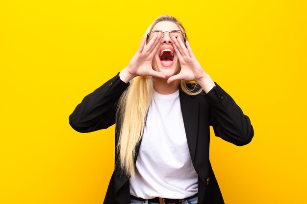 sentirsi felici, eccitati e positivi, gridando a gran voce con le mani vicino alla bocca, gridando