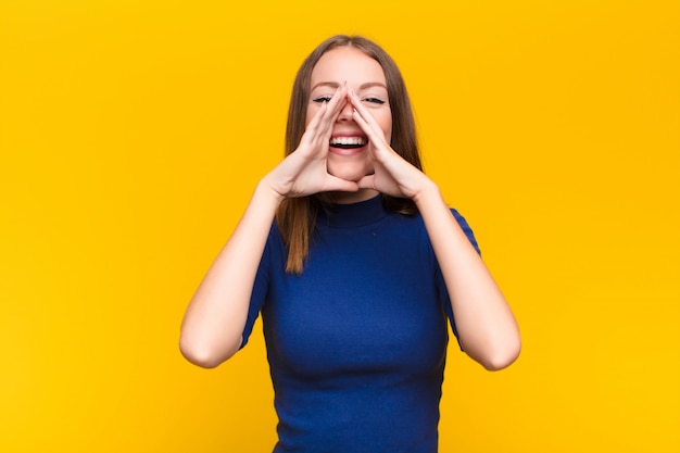 sentirsi felici, eccitati e positivi, gridando a gran voce con le mani vicino alla bocca, gridando