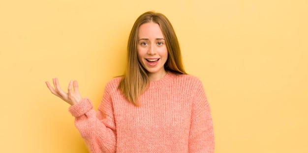 sentirsi felici sorpresi e sorridenti allegri con atteggiamento positivo realizzando una soluzione o un'idea