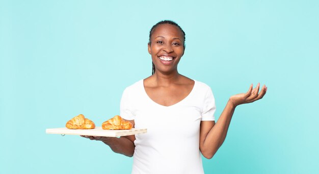 Sentirsi felici, sorpresi nel realizzare una soluzione o un'idea e tenere in mano un vassoio di croissant