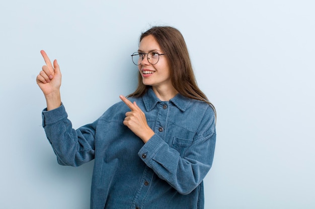 Sentirsi gioiosi e sorpresi sorridendo con un'espressione scioccata e indicando di lato