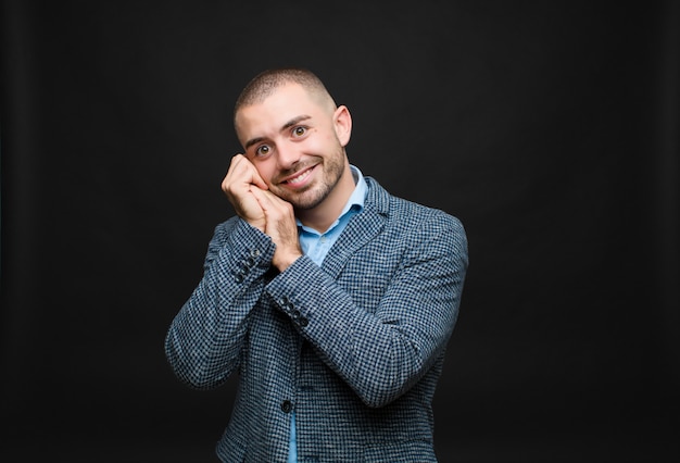 sentirsi innamorati e apparire carini, adorabili e felici, sorridendo romanticamente con le mani vicino al viso