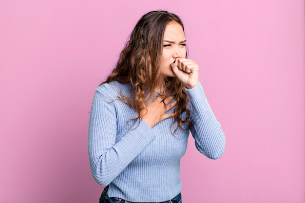 Sentirsi male con mal di gola e sintomi di influenza tossire con la bocca coperta