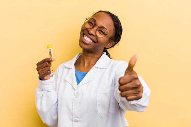 Sentirsi orgogliosi di sorridere positivamente con i pollici in su