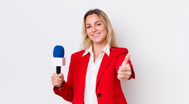 Sentirsi orgogliosi di sorridere positivamente con i pollici in su