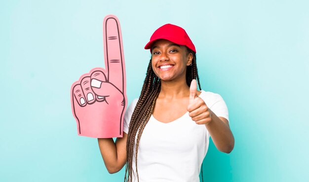 Sentirsi orgogliosi di sorridere positivamente con i pollici in su