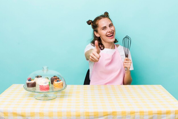 Sentirsi orgogliosi di sorridere positivamente con i pollici in su