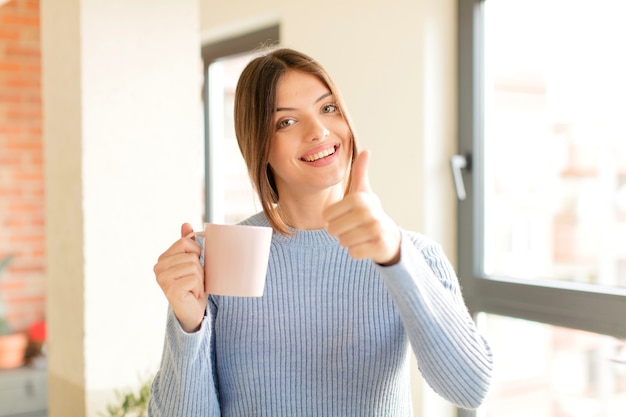 sentirsi orgogliosi, spensierati, fiduciosi e felici, sorridendo positivamente con i pollici in su