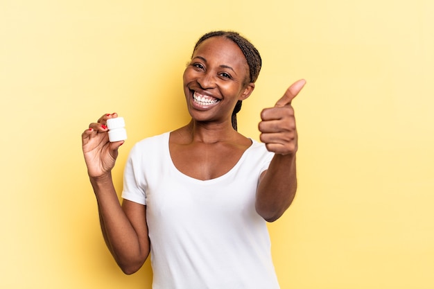 Sentirsi orgogliosi, spensierati, fiduciosi e felici, sorridere positivamente con il pollice in alto. concetto di pillole