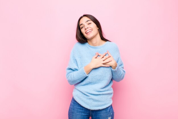 sentirsi romantici, felici e innamorati, sorridendo allegramente e tenendosi per mano vicino al cuore