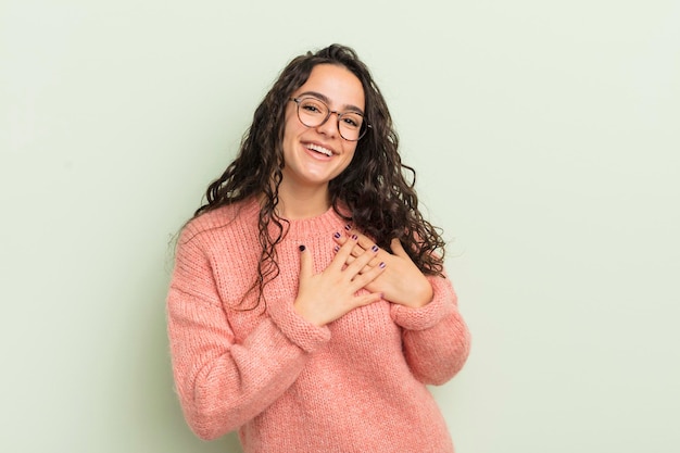 Sentirsi romantici, felici e innamorati, sorridendo allegramente e tenendosi per mano vicino al cuore