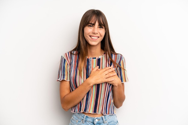 Sentirsi romantici, felici e innamorati, sorridendo allegramente e tenendosi per mano vicino al cuore