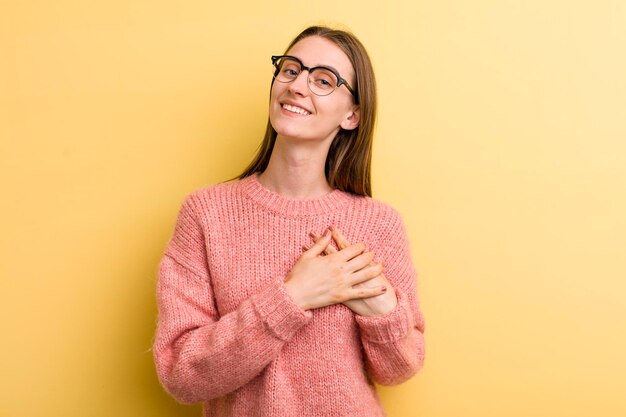 Sentirsi romantici, felici e innamorati, sorridendo allegramente e tenendosi per mano vicino al cuore