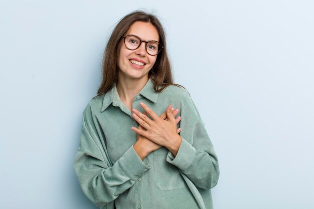 Sentirsi romantici, felici e innamorati, sorridendo allegramente e tenendosi per mano vicino al cuore