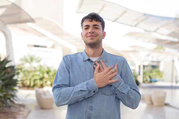 Sentirsi romantici, felici e innamorati, sorridendo allegramente e tenendosi per mano vicino al cuore