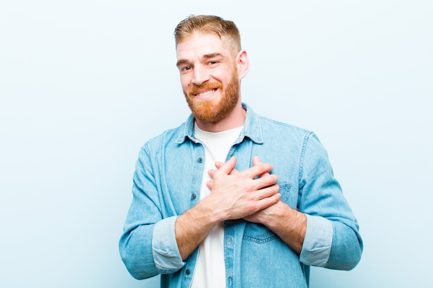 sentirsi romantici, felici e innamorati, sorridendo allegramente e tenendosi per mano vicino al cuore