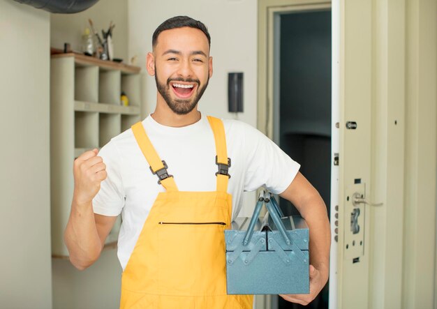 Sentirsi scioccati ridere e festeggiare il successo