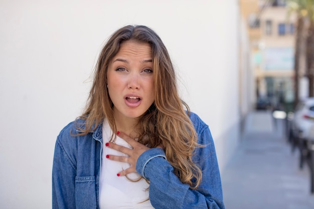 sentirsi scioccato, stupito e sorpreso con la mano sul petto e la bocca aperta dicendo chi sono io