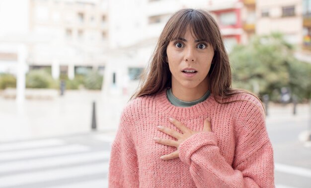 sentirsi scioccato, stupito e sorpreso con la mano sul petto e la bocca aperta dicendo chi sono io