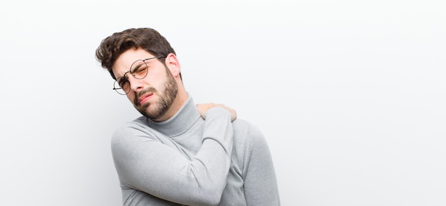 sentirsi stanchi, stressati, ansiosi, frustrati e depressi, con dolore alla schiena o al collo