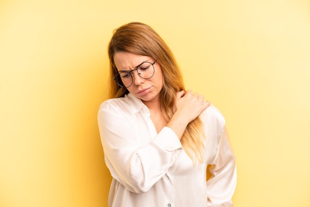 Sentirsi stanco stressato ansioso frustrato e depresso soffre di dolore alla schiena o al collo