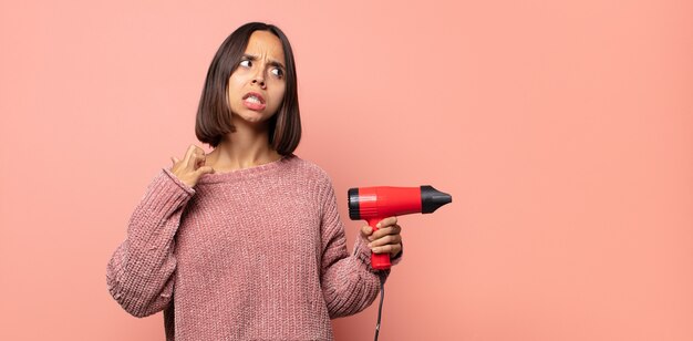 sentirsi stressati, ansiosi, stanchi e frustrati, tirare il collo della camicia, sembrare frustrati dal problema