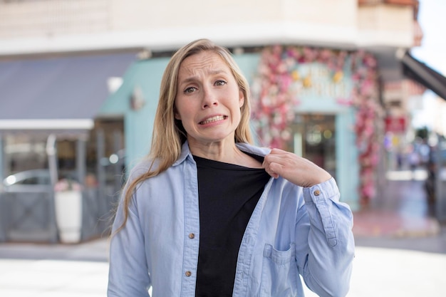 Sentirsi stressati, ansiosi, stanchi e frustrati, tirare il collo della camicia, sembrare frustrati dal problema.