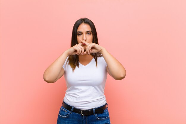 sentirsi stressati, ansiosi, stanchi e frustrati, tirare il collo della camicia, sembrare frustrato dal problema