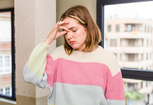 sentirsi stressati, infelici e frustrati toccando la fronte e soffrendo di emicrania o forte mal di testa