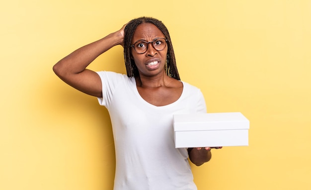 Sentirsi stressati, preoccupati, ansiosi o spaventati, con le mani sulla testa, in preda al panico per un errore e con in mano una scatola vuota