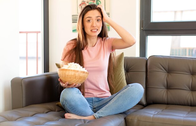 sentirsi stressati, preoccupati, ansiosi o spaventati, con le mani sulla testa, in preda al panico per un errore