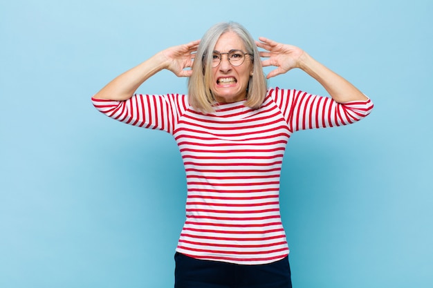 sentirsi stressati, preoccupati, ansiosi o spaventati, con le mani sulla testa, nel panico per errore