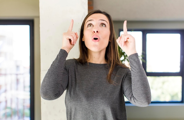 sentirsi stupito e con la bocca aperta che punta verso l'alto con uno sguardo scioccato e sorpreso