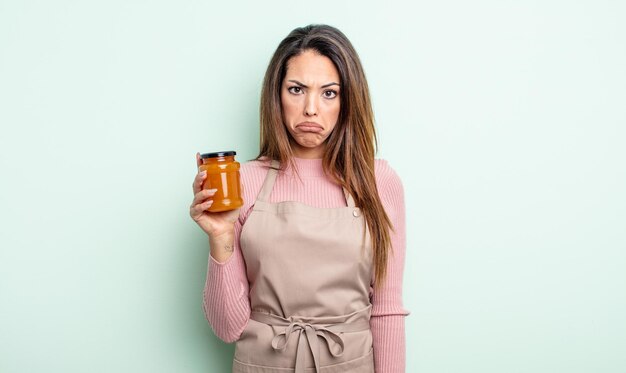 sentirsi triste e lamentoso con uno sguardo infelice e piangere