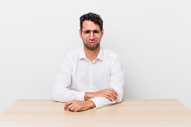 sentirsi triste e lamentoso con uno sguardo infelice e piangere