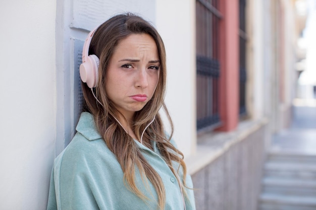 sentirsi triste e lamentoso con uno sguardo infelice e piangere