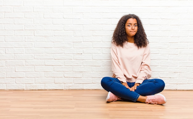 sentirsi triste e stressato, sconvolto a causa di una brutta sorpresa, con uno sguardo negativo e ansioso