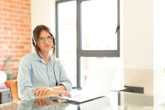 sentirsi tristi e piagnucoloni con uno sguardo infelice, piangere con un atteggiamento negativo e frustrato