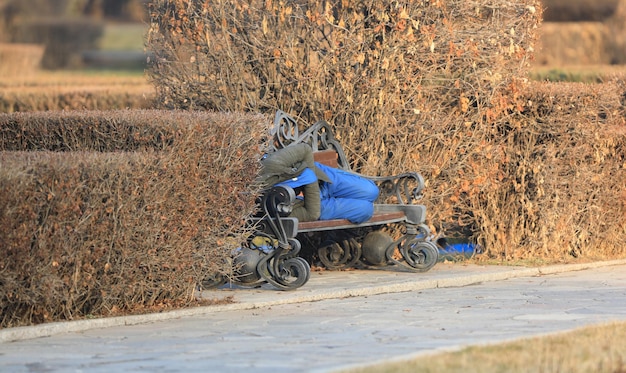 senzatetto che dorme su una panchina