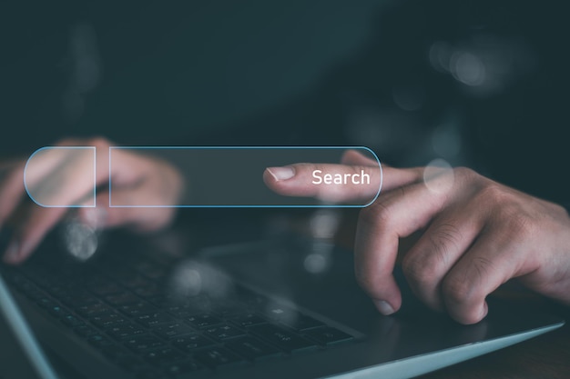 SEO Data Search Technology Search Engine Optimization Search engine optimization mans mano usando il portatile per cercare informazioni utilizzando la funzione di barra di ricerca sul tuo sito web