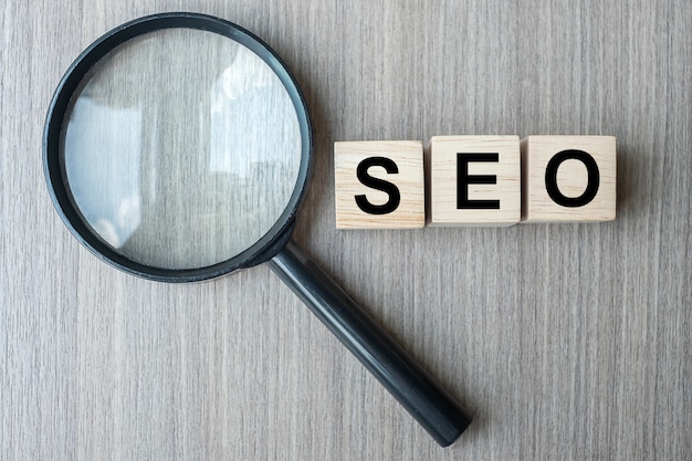 SEO (Search Engine Optimization) text cubi di legno e ingrandimento