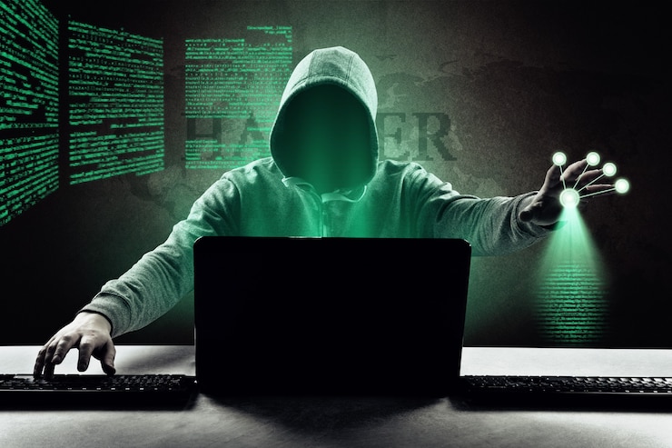 Photo seorang peretas mengetik kode pada papan ketik laptop untuk masuk ke dunia maya