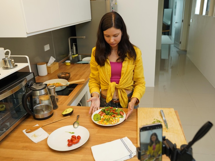 Photo seorang wanita muda sedang melakukan siaran langsung dari bengkel tentang cara menyiapkan makanan vegetarian.