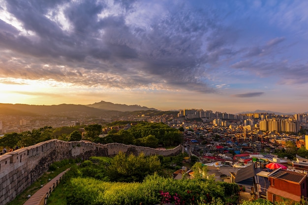 Seoul City Skyline Location presso Naksan Park con antiche mura a Seul in Corea del Sud