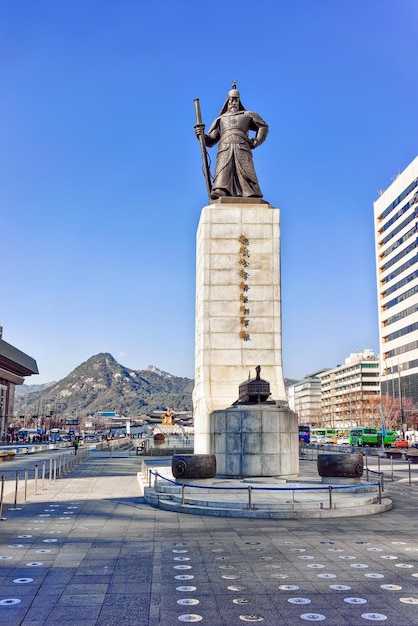Seoul, Corea del Sud - 11 marzo 2016: Statua dell'ammiraglio Yi Sunsin sulla piazza Gwanghwamun a Seoul, Corea del Sud. Gente per strada